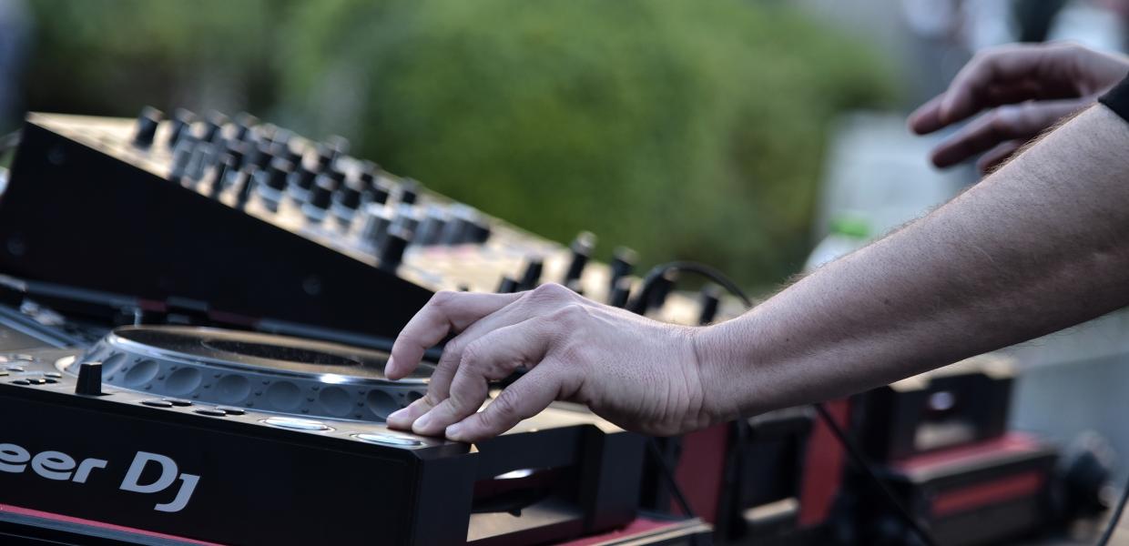 Χέρι Dj στην κονσόλα