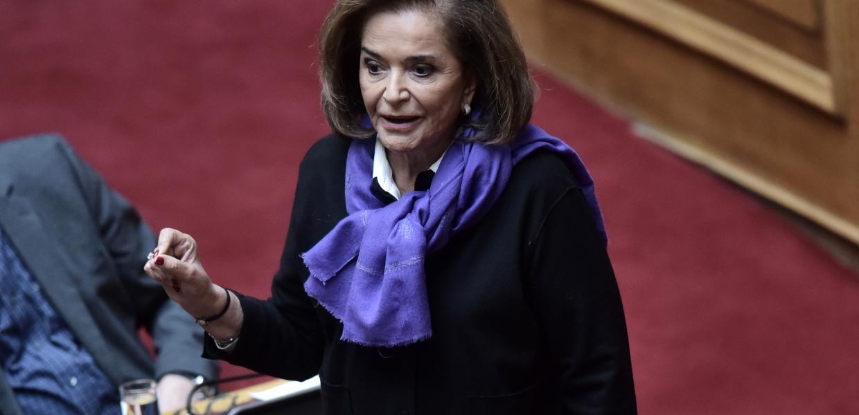 Η Ντόρα Μπακογιάννη στη Βουλή