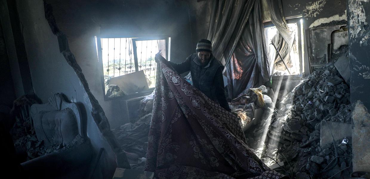 Παλαιστίνιος μέσα σε κατεστραμμένο σπίτι