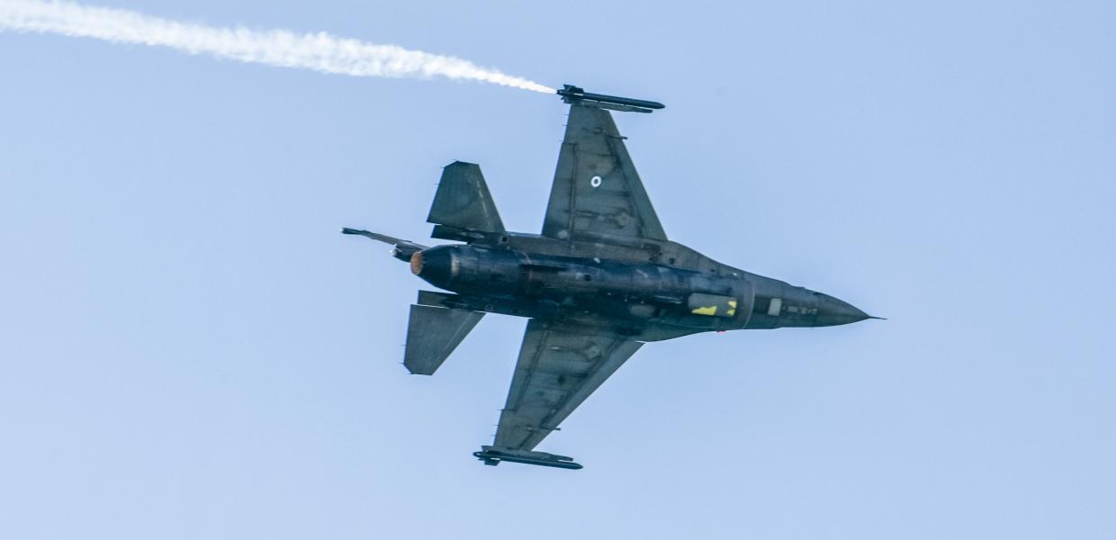 Μαχητικό αεροσκάφος F-16 πετάει στον ουρανό