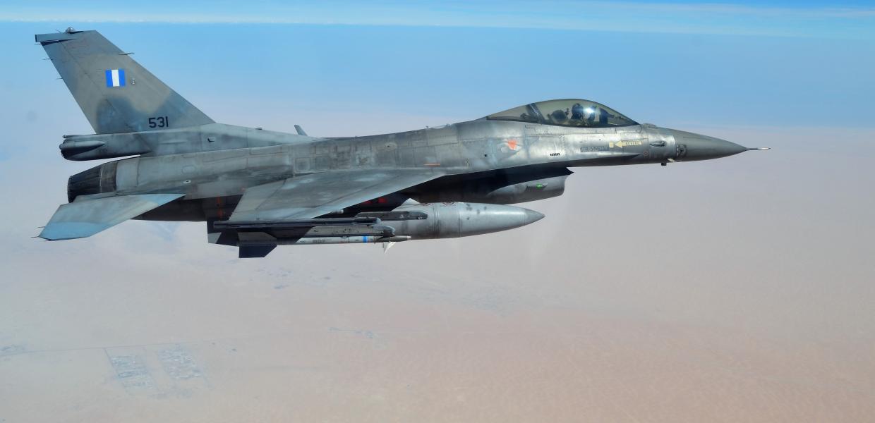 Αεροσκάφος F-16 πετάει στον αέρα