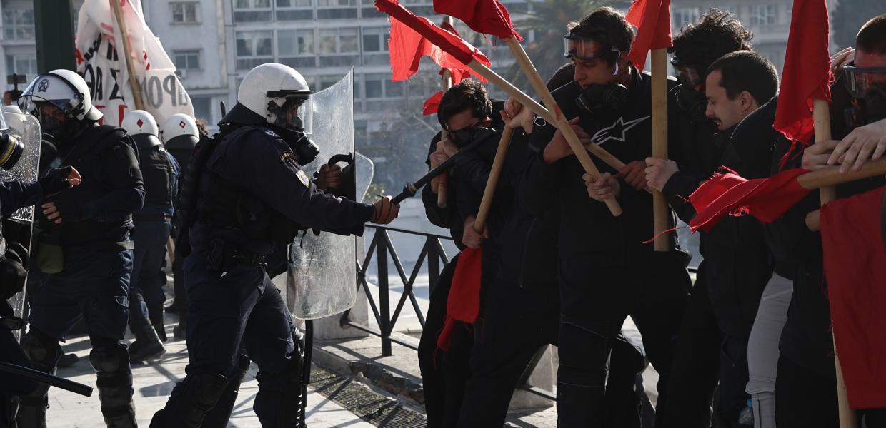 ΜΑΤ χτυπούν φοιτητές