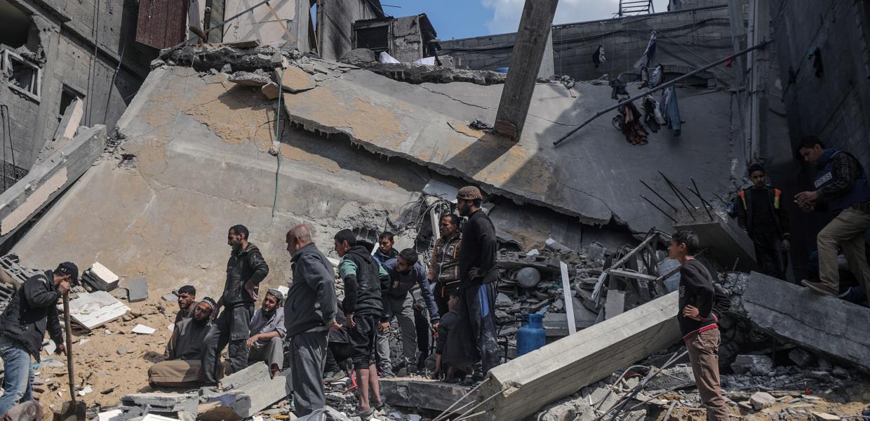 Άνθρωποι ψάχνουν σε ερείπια σπιτιού Λωρίδα της Γάζας