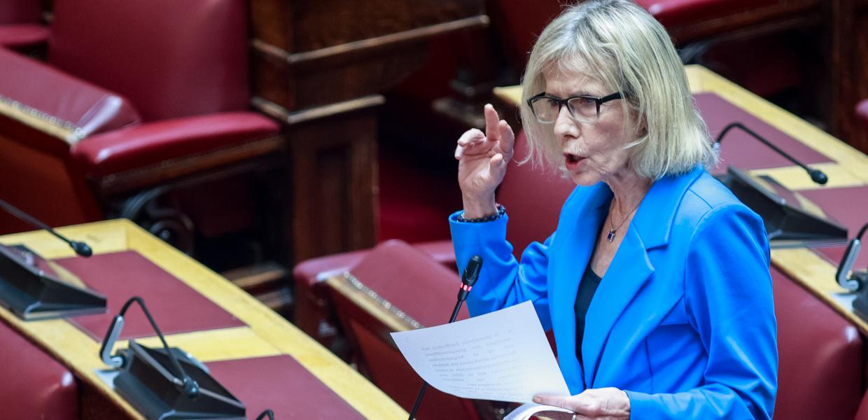 Η Γιώτα Πούλου στα έδρανα της Βουλής μιλάει