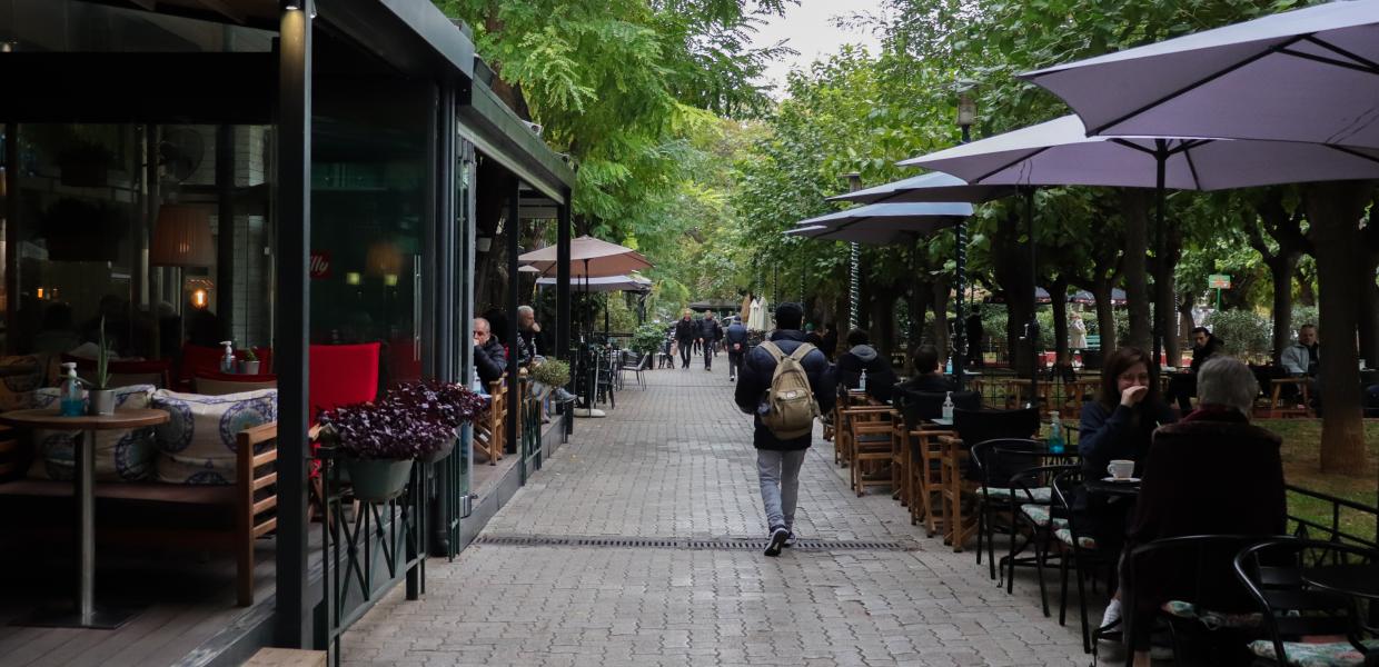 Καφέ και κόσμος στο κέντρο της Αθήνας