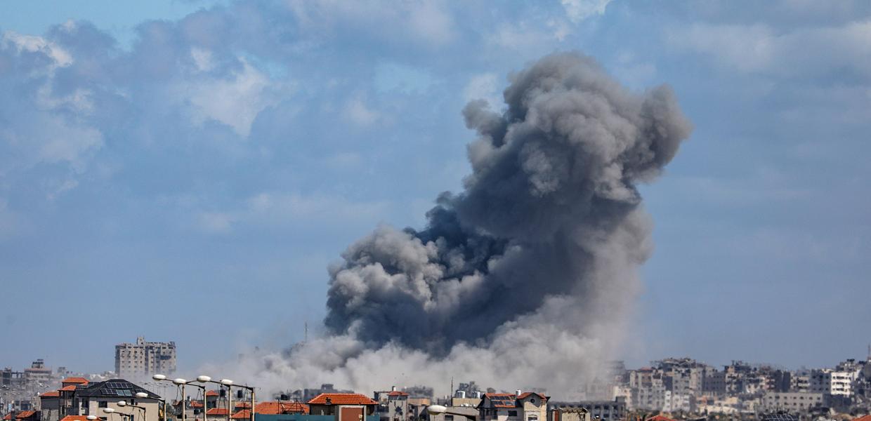 Καπνός πάνω από την Γάζα μετά από βομβαρδισμό