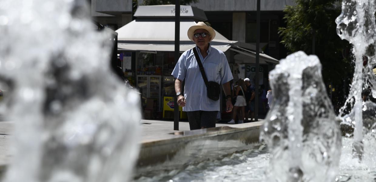 Άνθρωπος περπατά μπροστά από σιντριβάνι