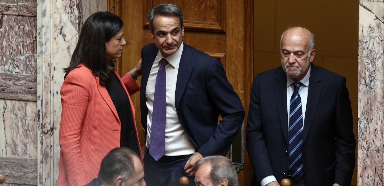 Νίκη Κεραμέως, Κυριάκος Μητσοτάκης και Γιώργος Φλωρίδης στη Βουλή