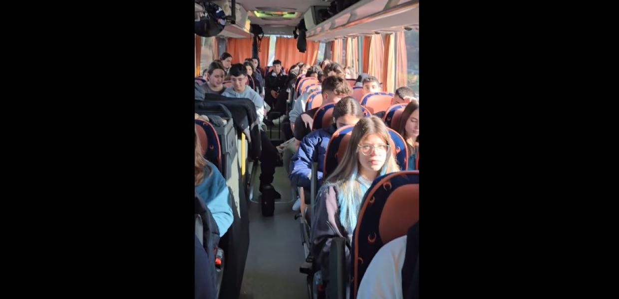 Τα παιδιά του μουσικού σχολεία μέσα σε λεωφορείο τραγουδούν το κομμάτι στη Κοιλάδα των Τεμπών