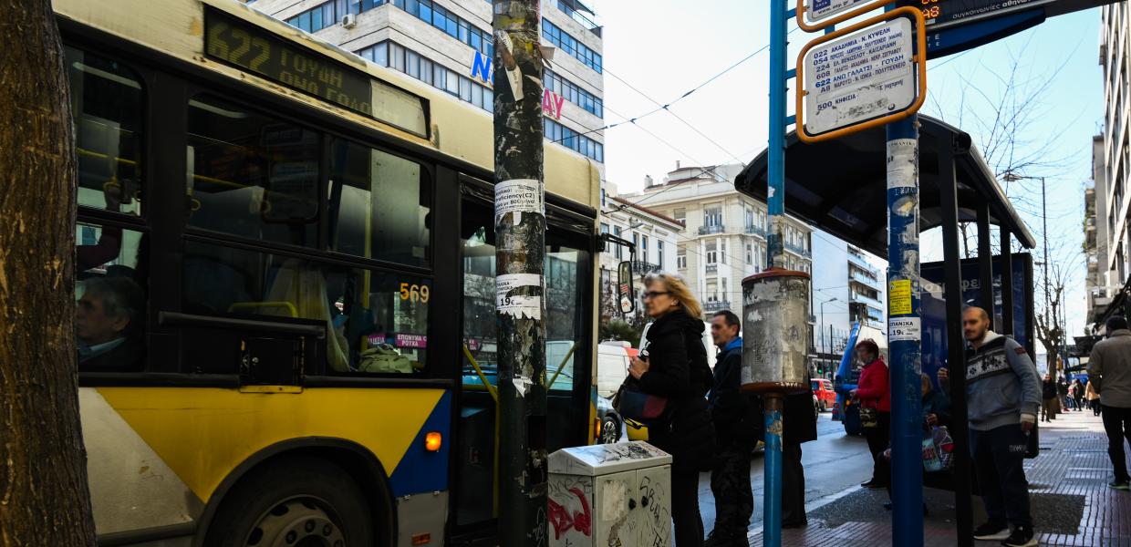 Κόσμος μπαίνει σε λεωφορείο