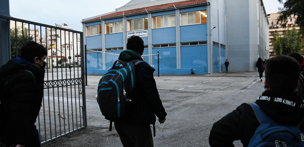 Μαθητές με τσάντες πηγαίνουν στο σχολείο