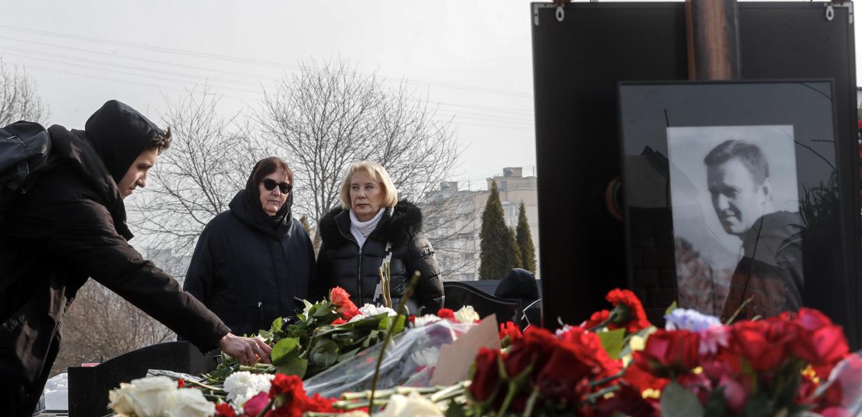 Η φυτογραφία του Αλεξέι Ναβάλνι στον τάφο του και κόσμος που αφήνει λουλούδια