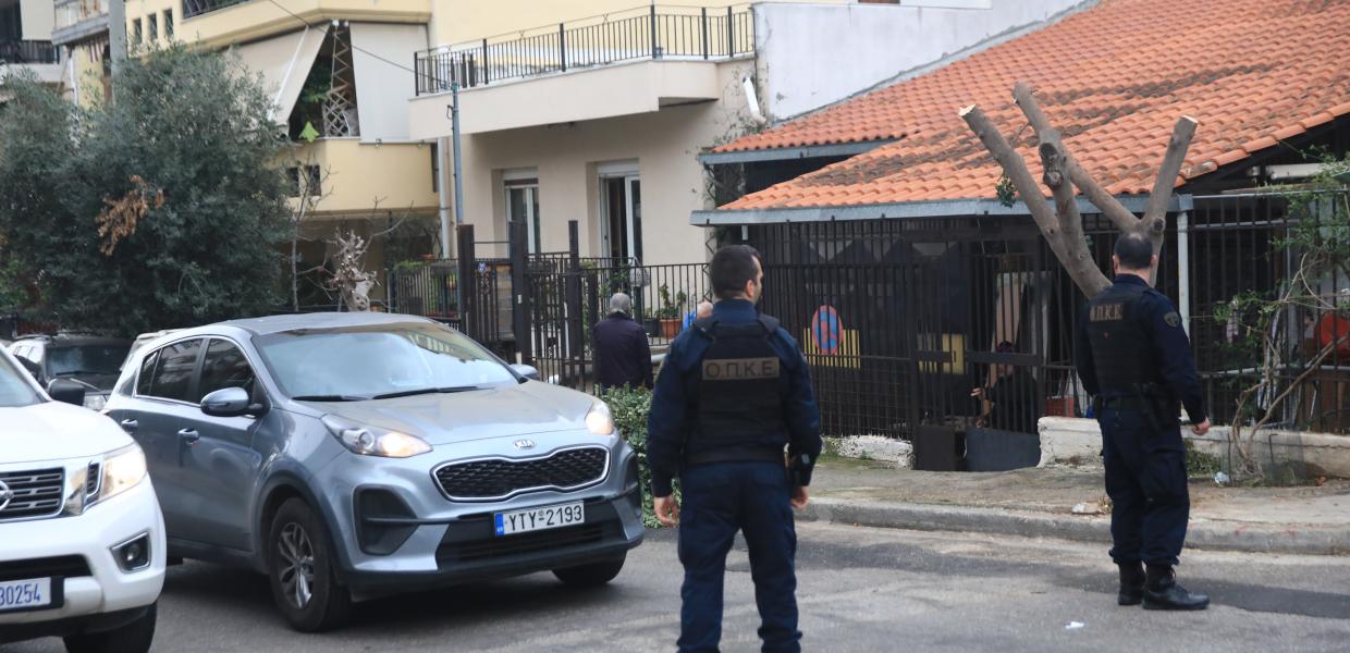 Αστυνομικοί έξω από σπίτι στη Νίκαια