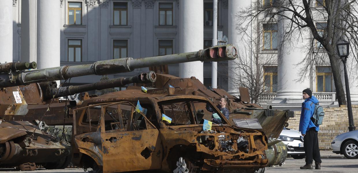 Ρωσικό τανκ και όχημα καμμένα σε πλατεία του Κιέβου