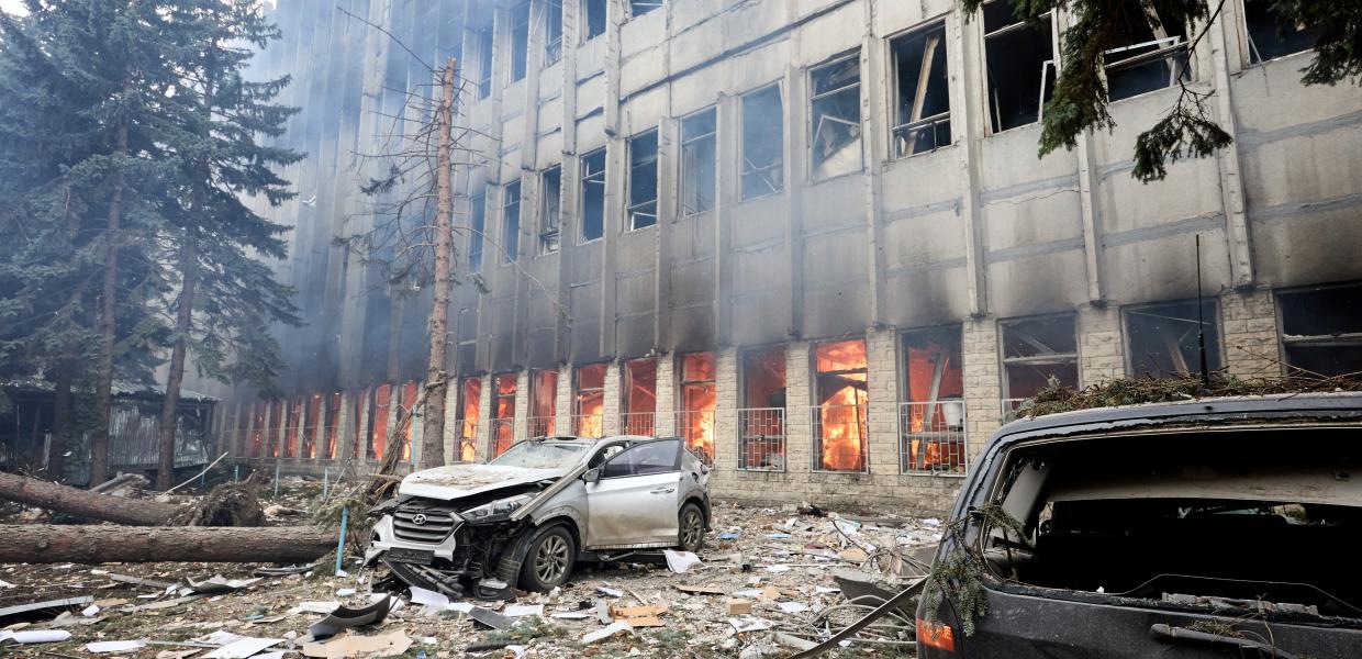 Φωτιά και καπνός κατακλύζουν ένα βιομηχανικό κτίριο μετά από επίθεση με ρουκέτα στην περιοχή Kholodnohirskyi της Ουκρανίας