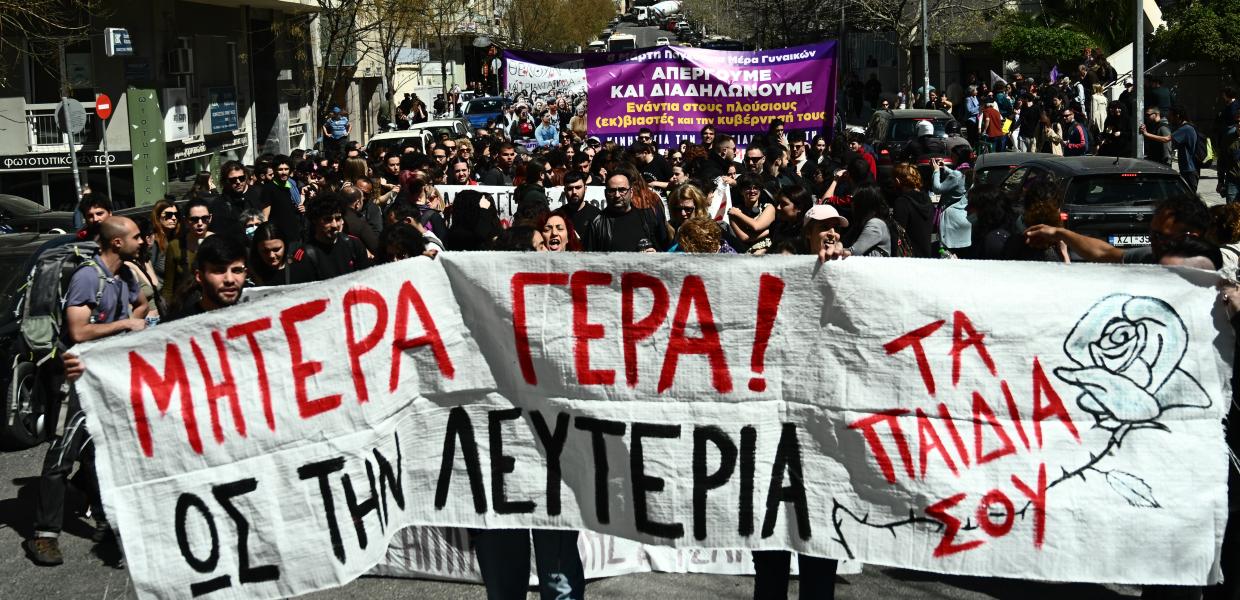 Πανό για την υπόθεση της 12χρονης στον Κολωνό