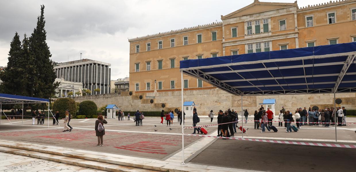 Ονόματα θυμάτων των Τεμπών έξω από τη Βουλή