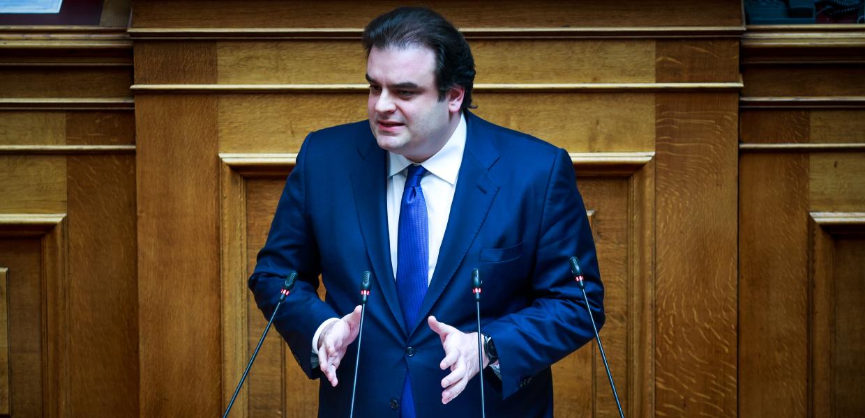Ο Κυριάκος Πιερρακάκης στο βήμα της Βουλής