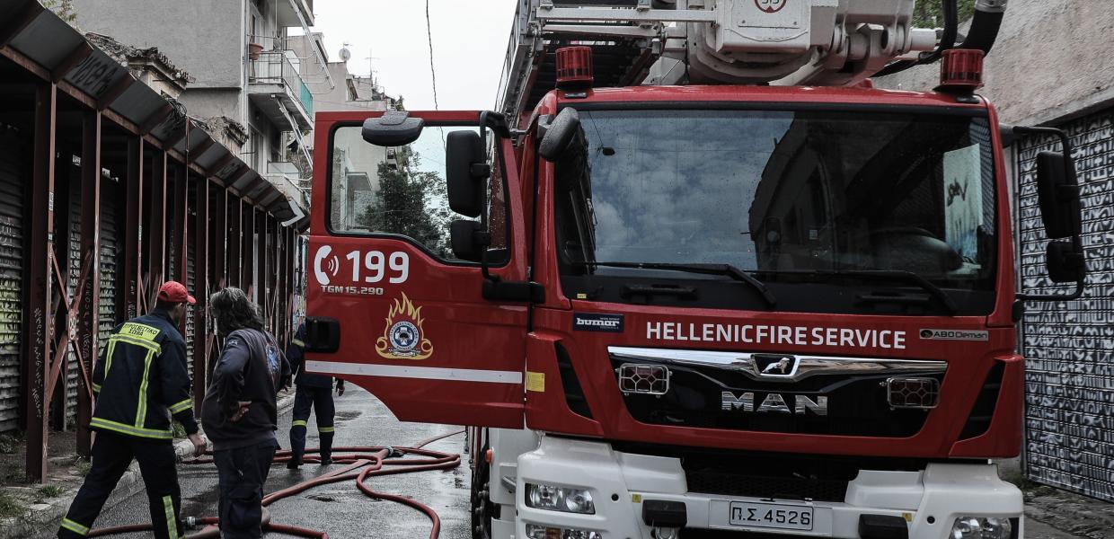 Πυροσβεστικό όχημα και πυροσβέστες