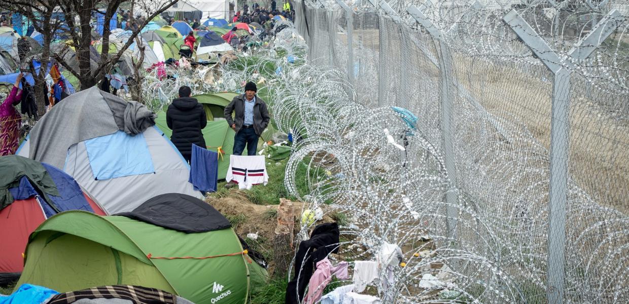 Πρόσφυγες σε σκηνές πίσω από συρματόπλεγμα
