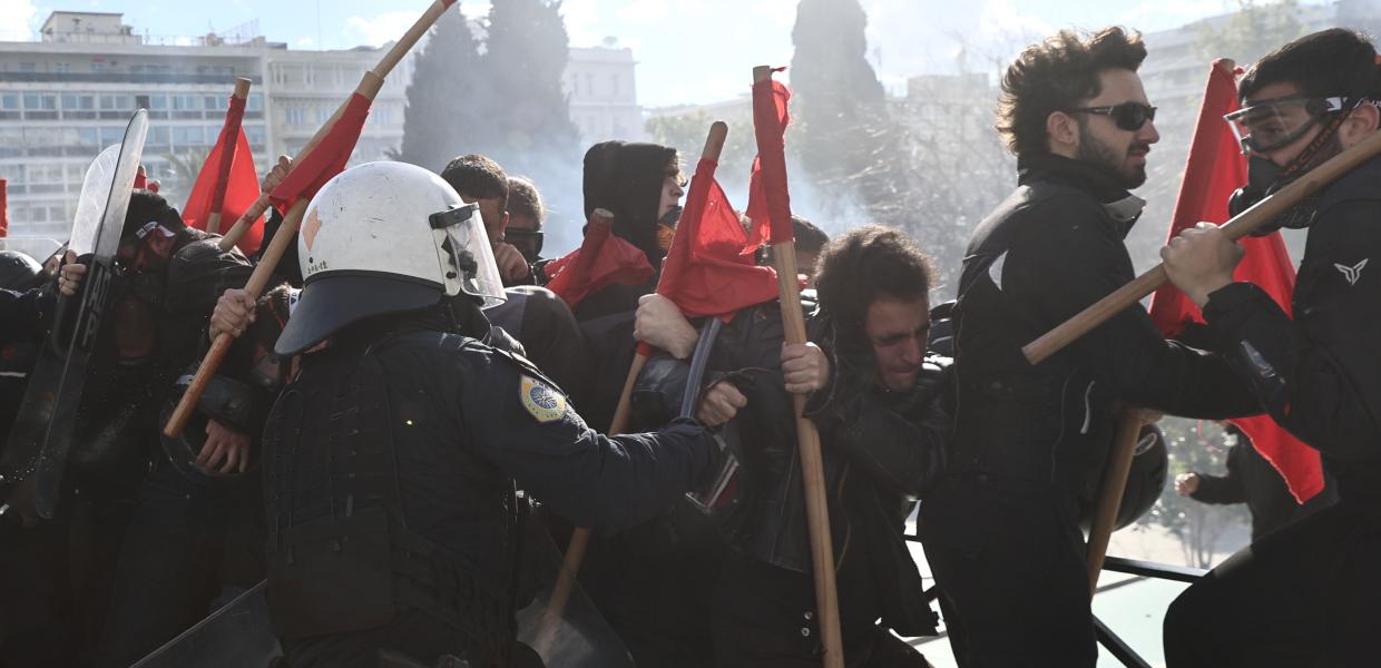ΜΑΤ χτυπάνε φοιτητές