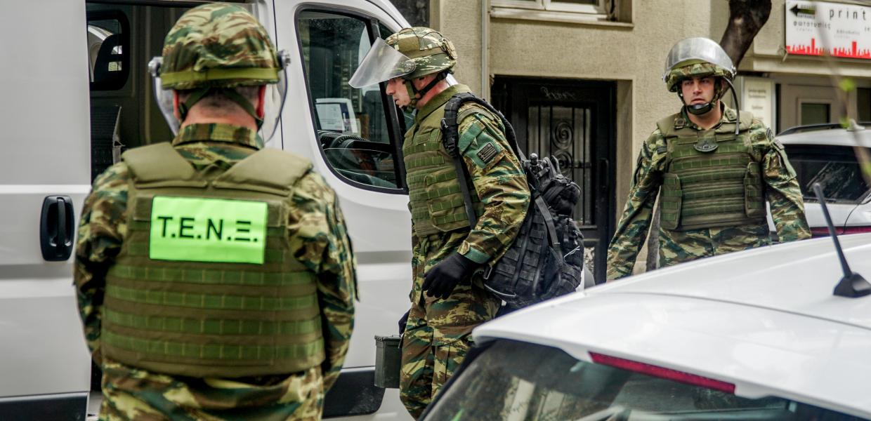 Πυροτεχνουργοί του Στρατού στην οδό Σκουφά 