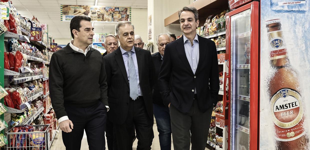 Κυριάκος Μητσοτάκης και Κώστας Σκρέκας σε σούπερ μάρκετ