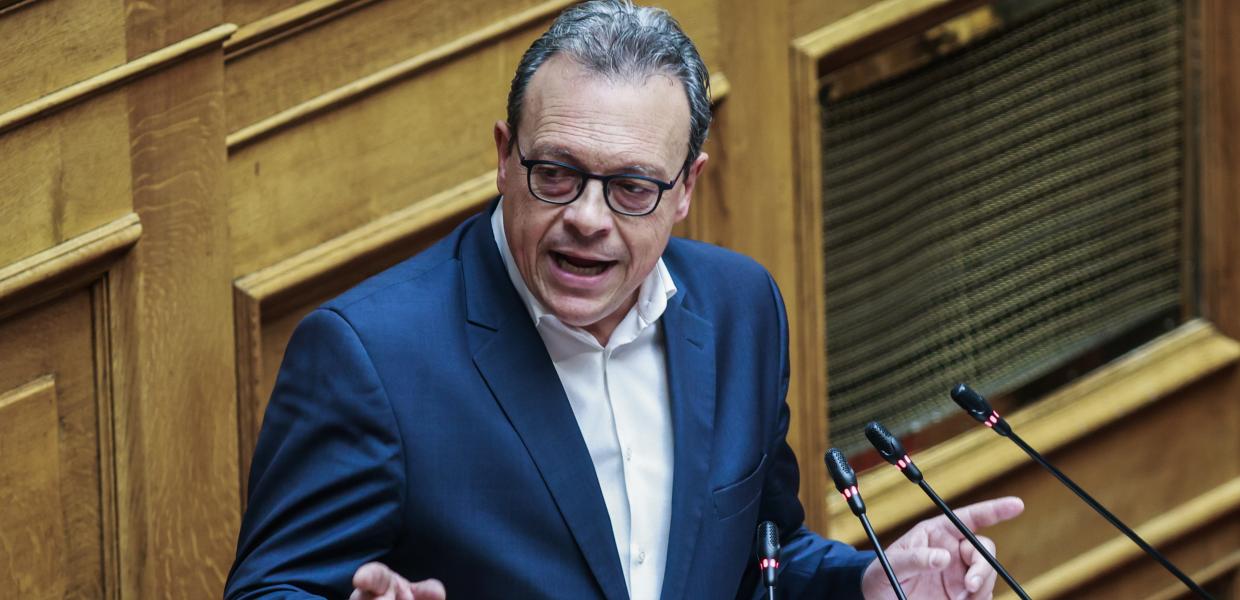 Ο Σωκράτης Φάμελλος στο βήμα της Βουλής