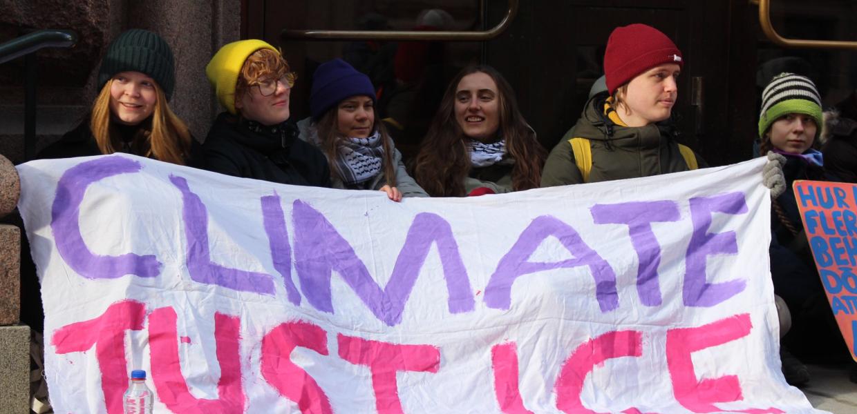  Η Γκρέτα Τούνμπεργκ και άλλοι ακτιβιστές για το κλίμα αποκλείουν εισόδους του Κοινοβουλίου 
