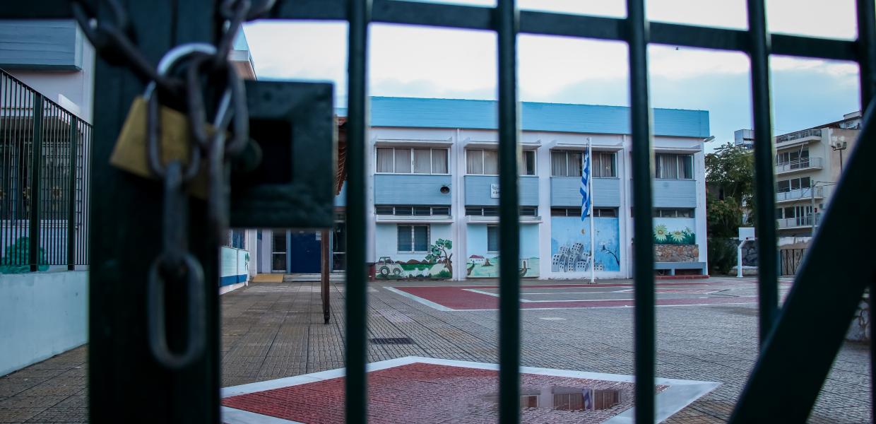 Λουκέτο σε καγκελόπορτα σχολείου