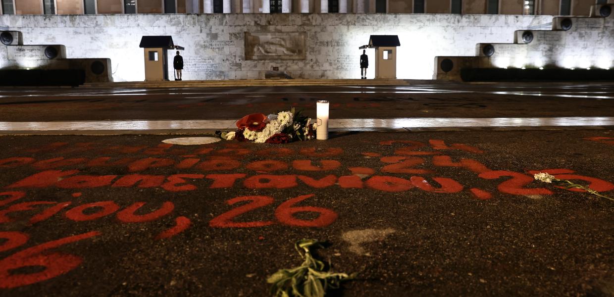 Λουλούδια για τα Τέμπη έξω από τη Βουλή