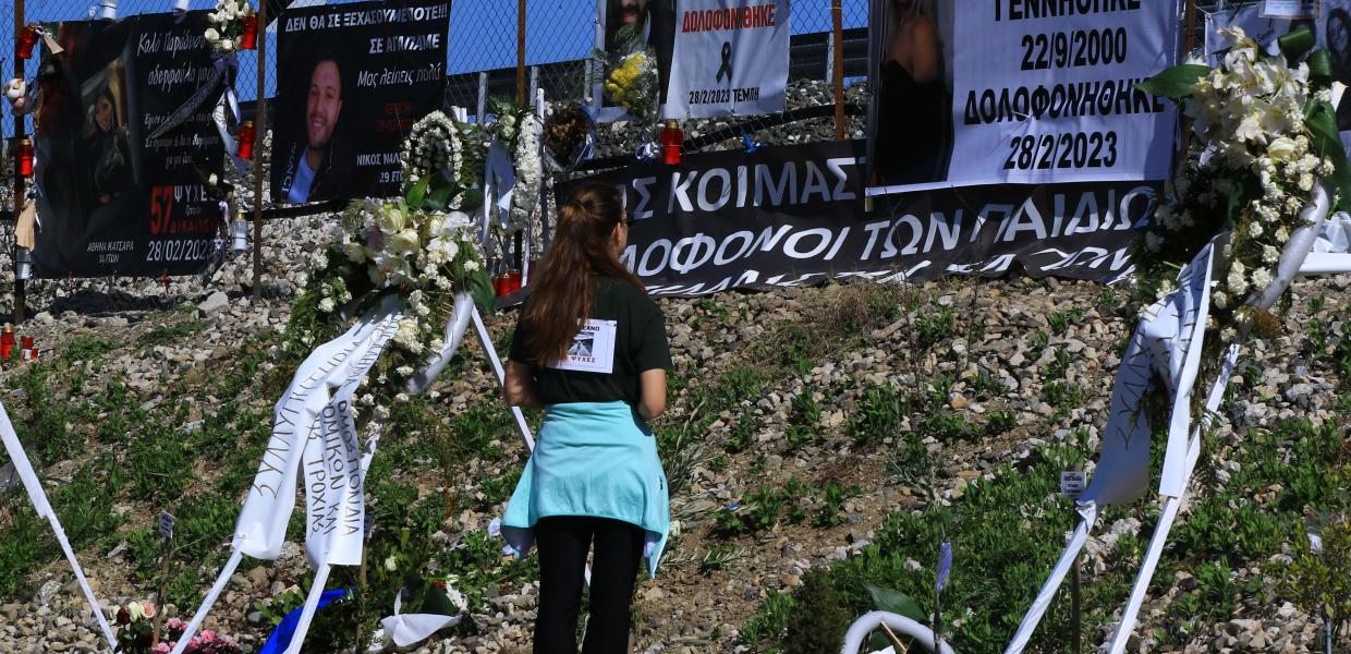 Λουλούδια στα Τέμπη