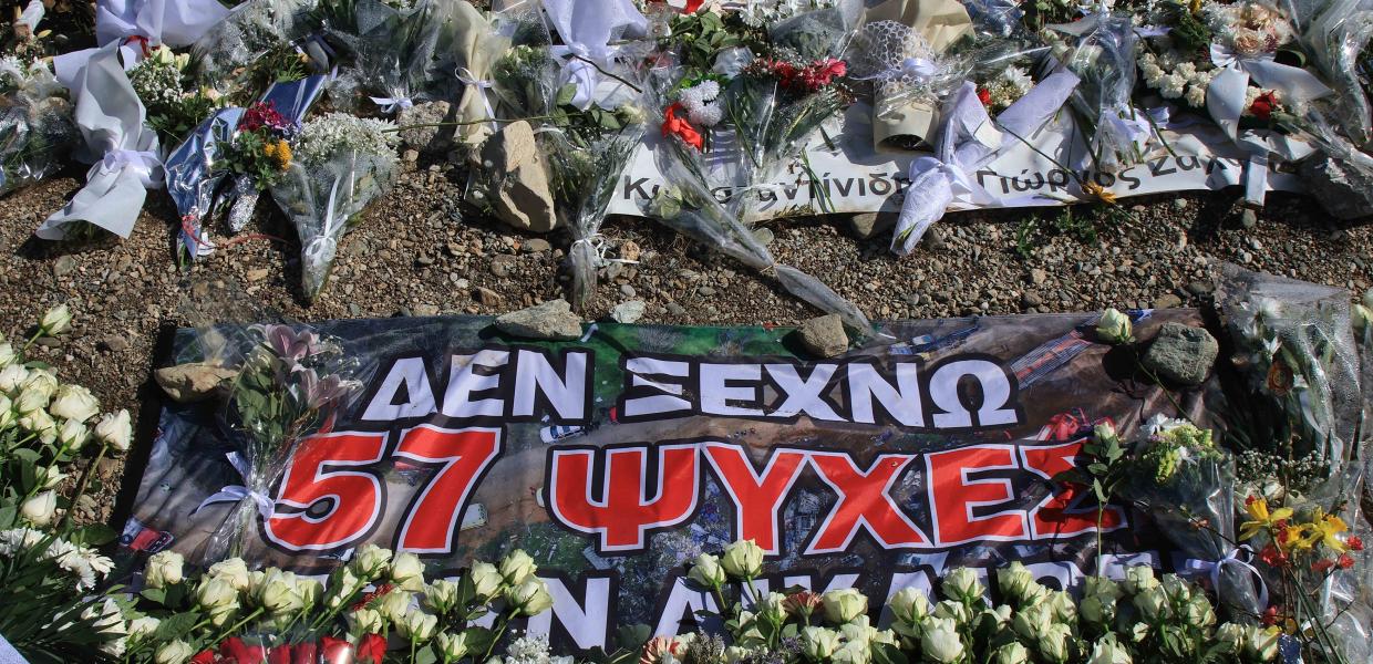 Λουλούδια για τα Τέμπη