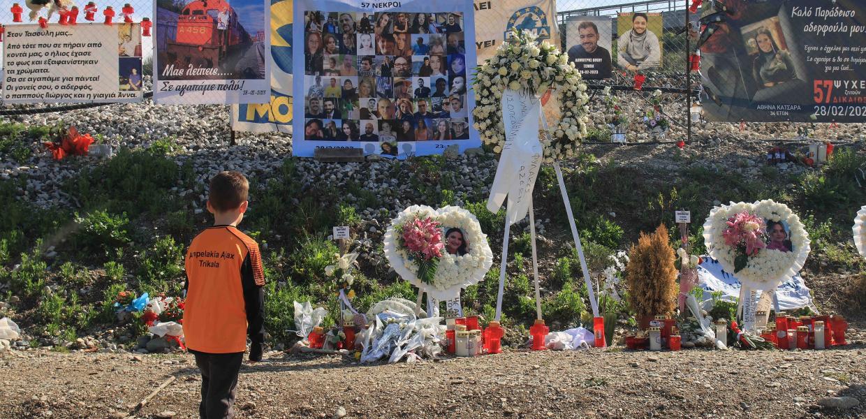 Στεφάνια στα Τέμπη