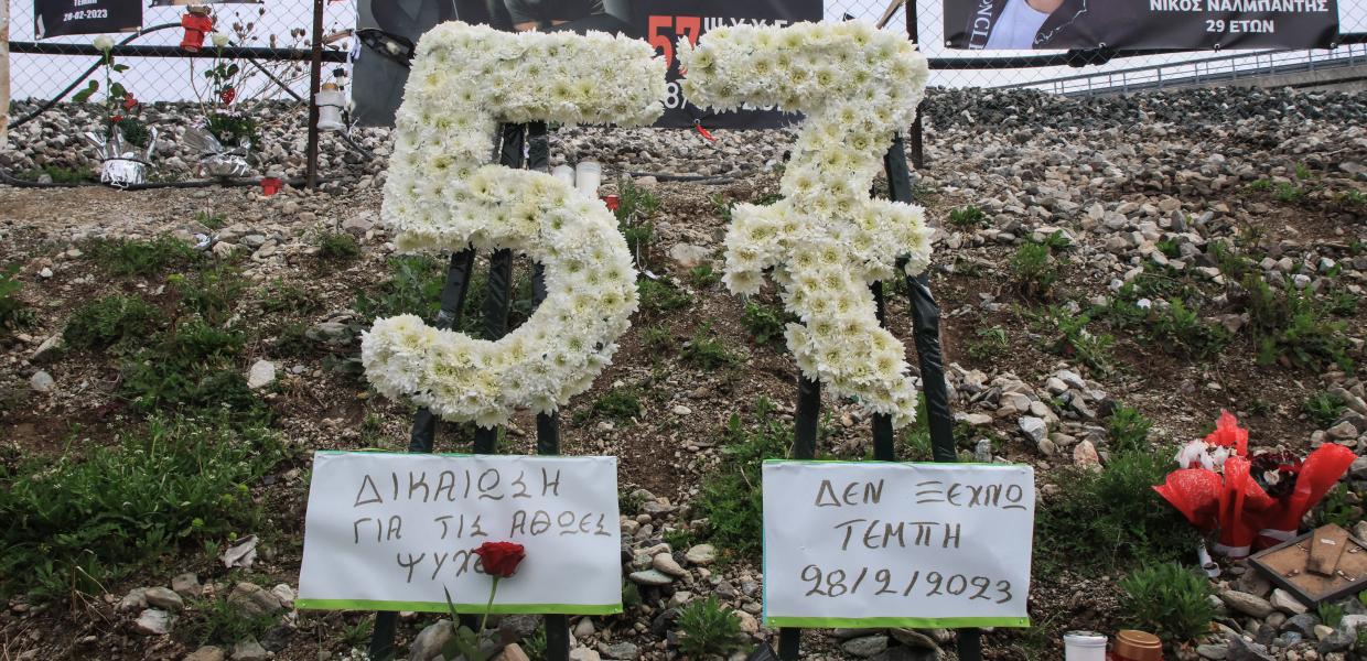 Μνημείο για τους νεκρούς των Τεμπών