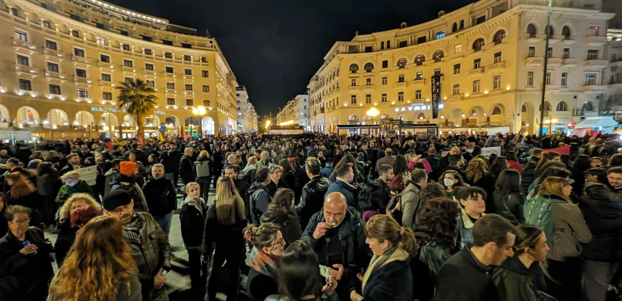 Άνθρωποι στην πλατεία Αριστοτέλους στη Θεσσαλονίκη