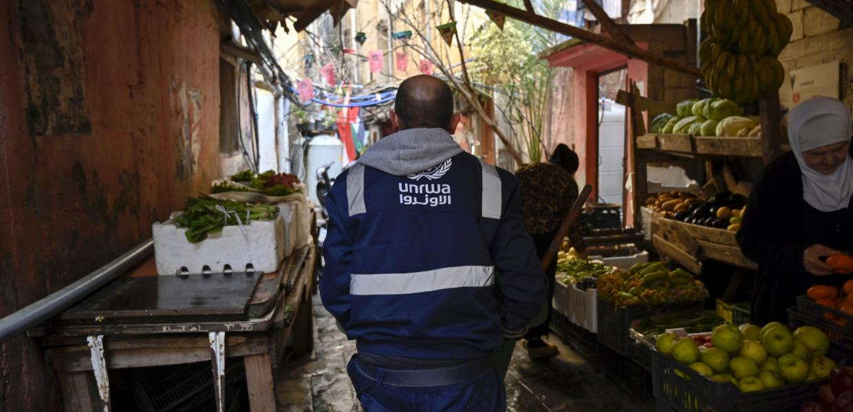  Παλαιστίνιος πρόσφυγας από το υγειονομικό τμήμα της Υπηρεσίας Αρωγής και Εργασίας των Ηνωμένων Εθνών (UNRWA) περπατά σε ένα δρομάκι στον παλαιστινιακό προσφυγικό καταυλισμό Mar Elias στη Βηρυτό,