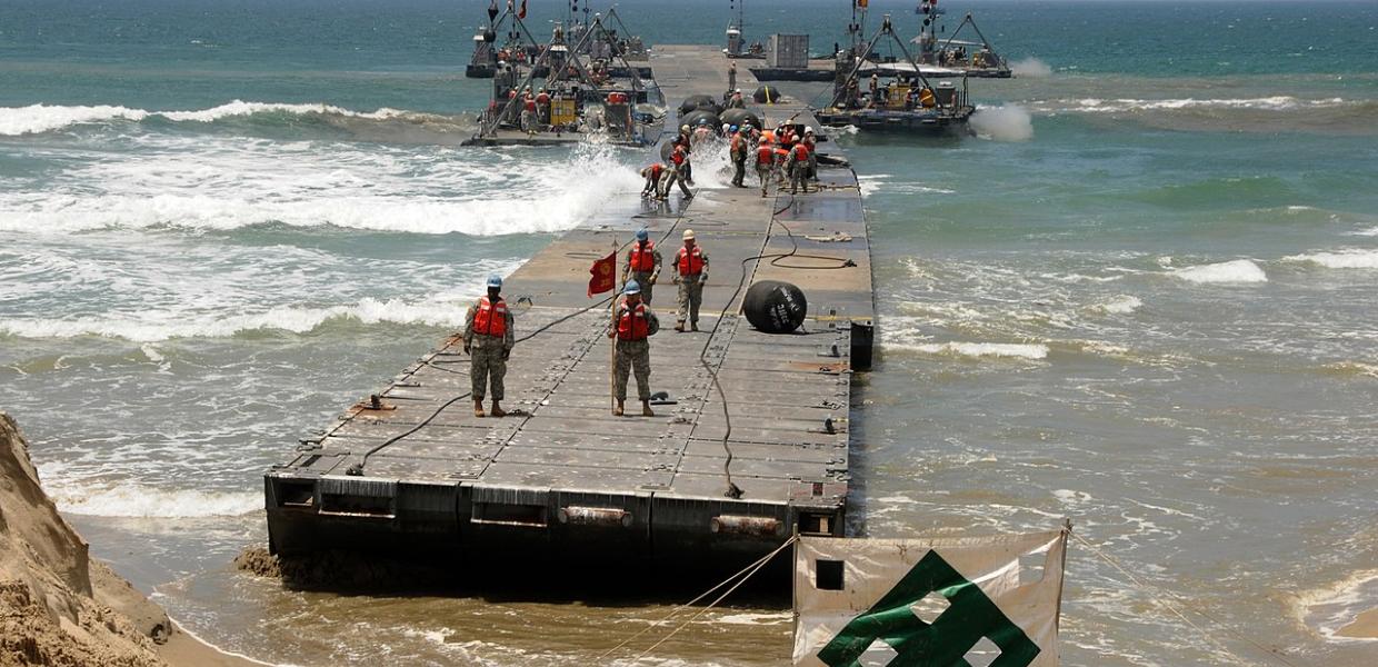 Η αποβάθρα Army Trident προσεγγίζει την Gold Beach το 2008