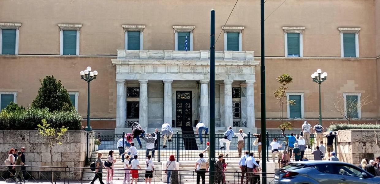 Μέλη του Ρουβίκωνα στη Βουλή