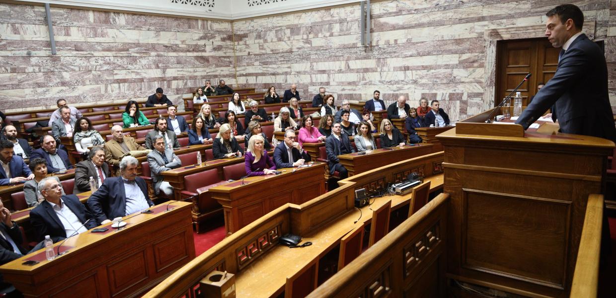 Συνεδρίαση ΚΟ του ΣΥΡΙΖΑ στη Βουλή με τον Στέφανο Κασσελακη να μιλάει από το βήμα