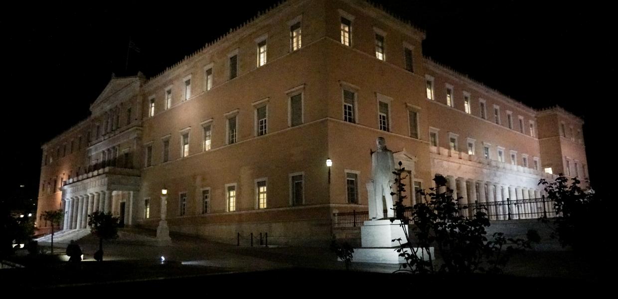 Η Βουλή φωταγωγημένη τη νύχτα