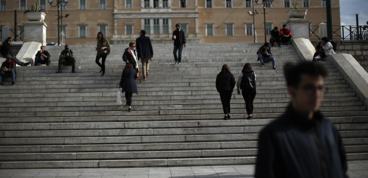 Κόσμος έξω από τη Βουλή