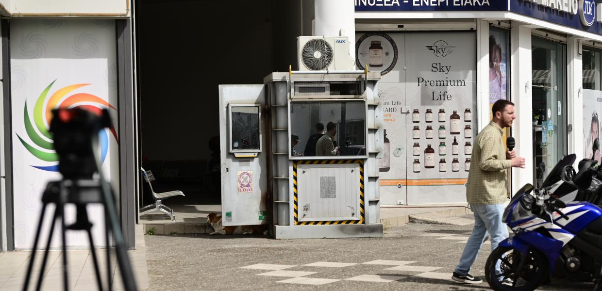 Κάμερα δημοσιογράφων μπροστά στο φυλάκιο του ΑΤ Αγίων Αναργύρων 
