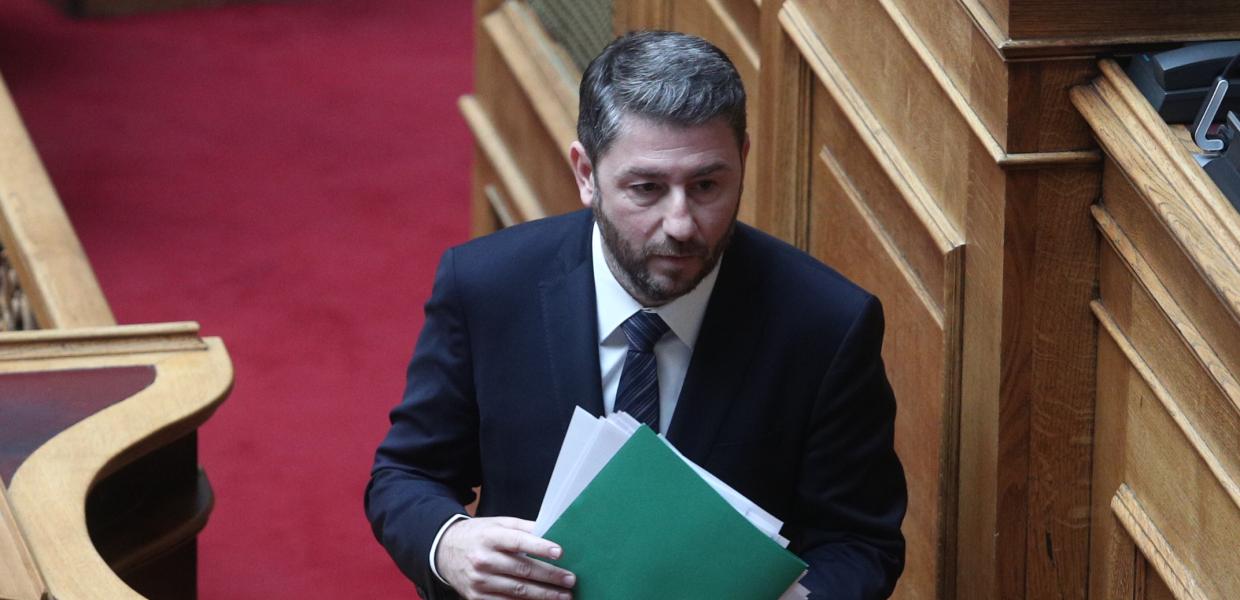 Ο Νίκος Ανδρουλάκης στη Βουλή με πράσινο φάκελο στα χέρια