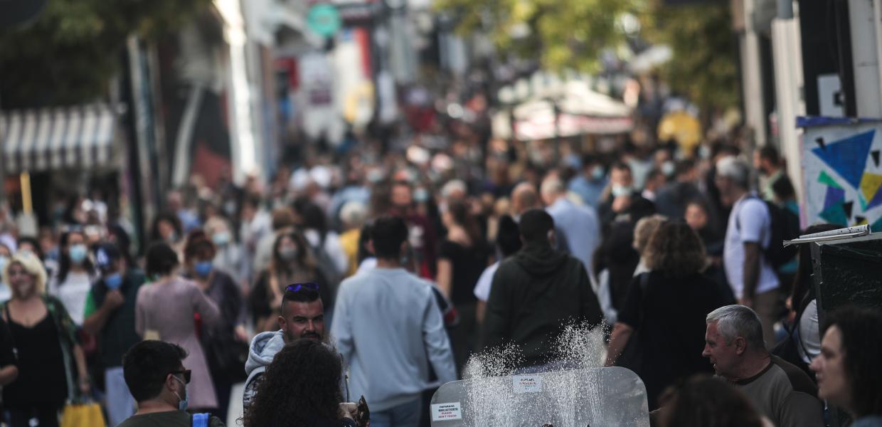 Κίνηση καταναλωτών στην οδό Ερμού