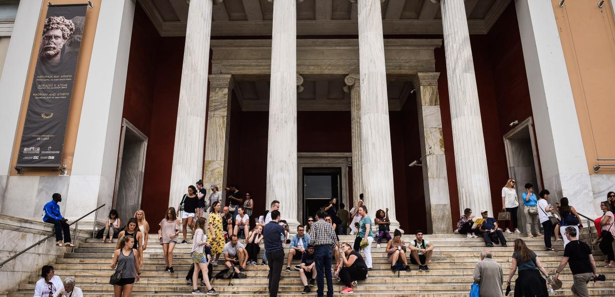 Άνθρωποι στην είσοδο του κτιρίου του αρχαιολογικού μουσείου