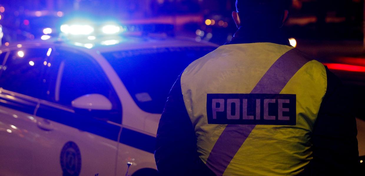 Περιπολικό όχημα και αστυνομικός