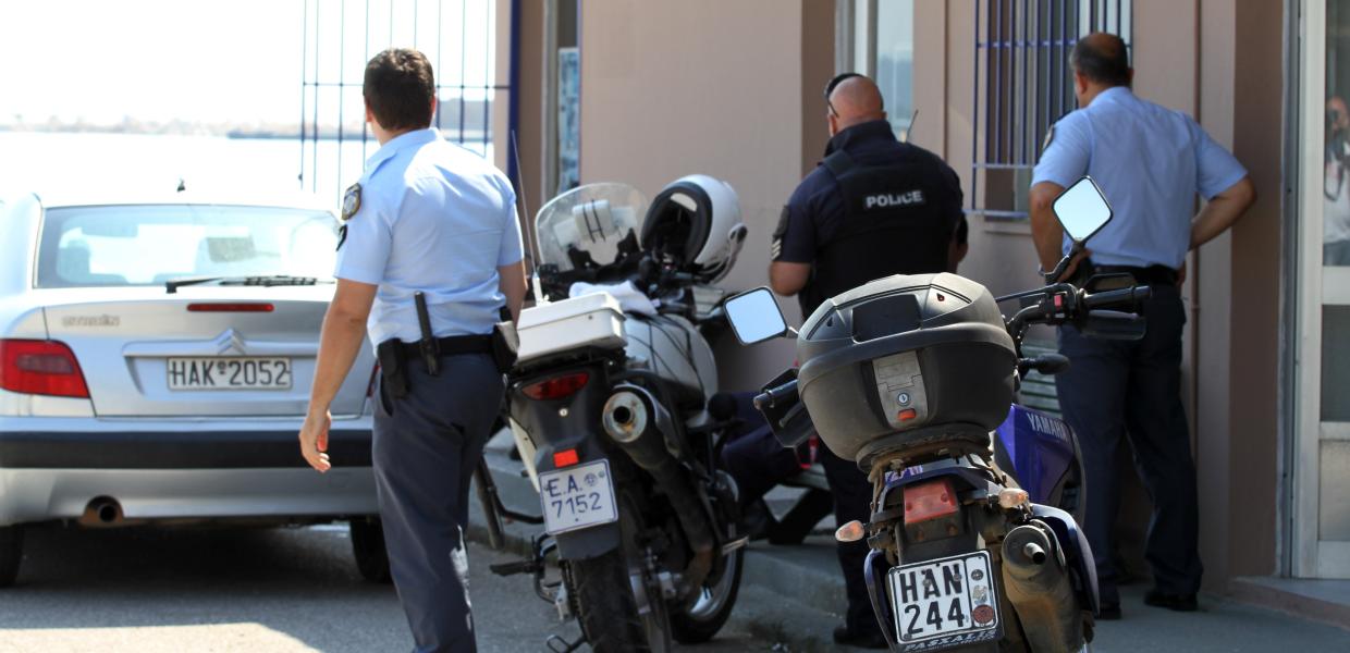 Αστυνομικοί και περιπολικό
