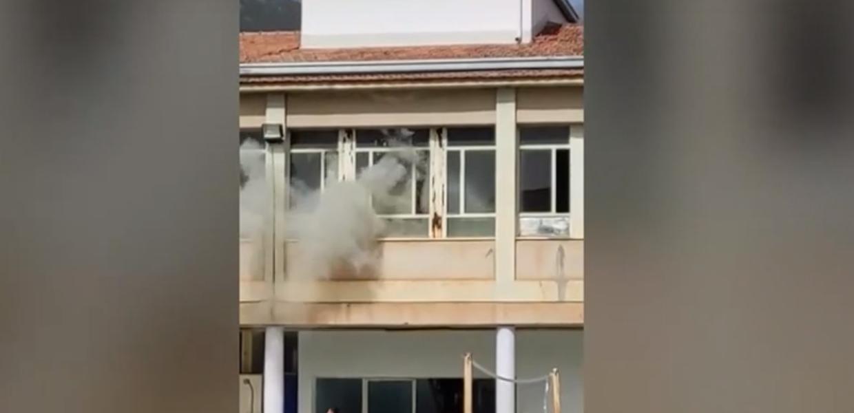 Πυκνός καπνός βγαίνει από παράθυρο του ΕΠΑΛ Άμφισσας που έπιασε φωτιά