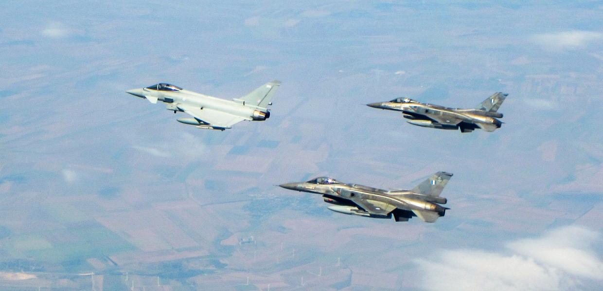 F-16 πετούν στον ουρανό σε σχηματισμό
